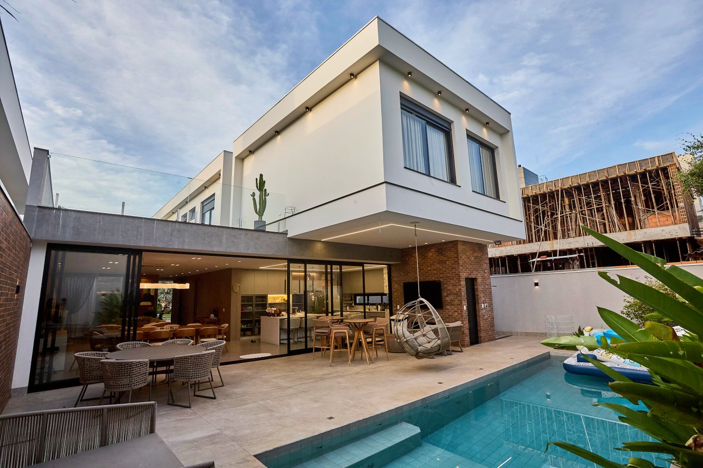 Casa contemporánea integrada con espacios exteriores y vegetación