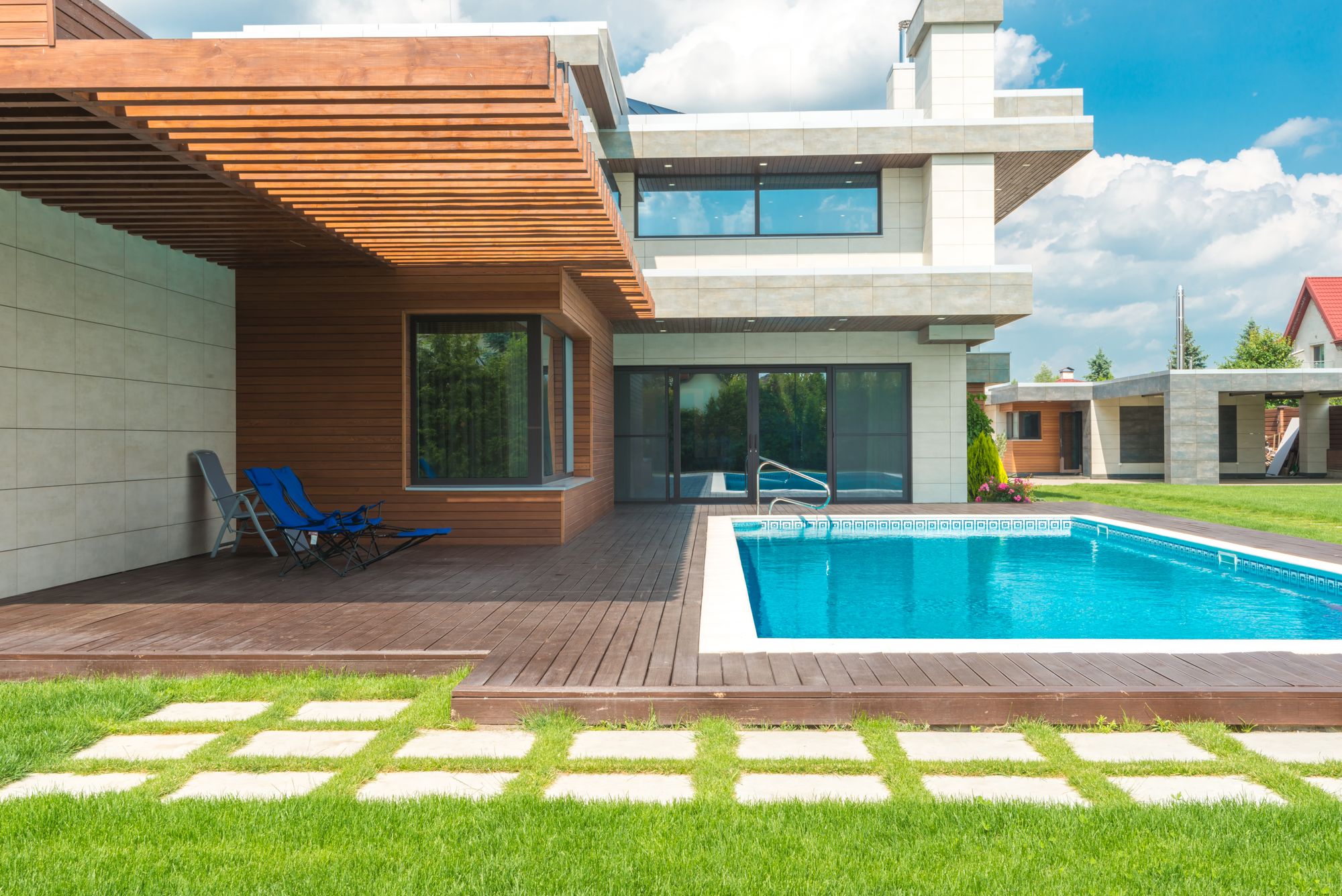 Arquitectura contemporánea abierta a un jardín con alberca