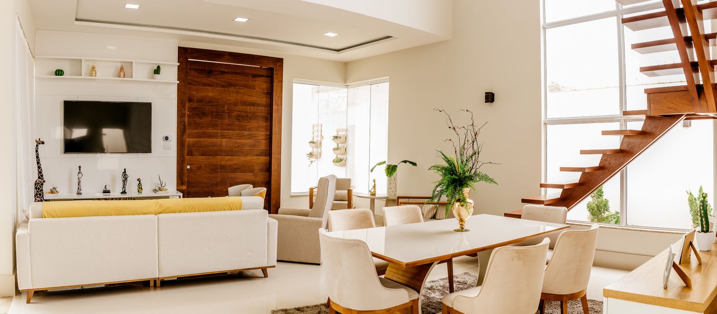 Sala luminosa con ventanales y acabados naturales